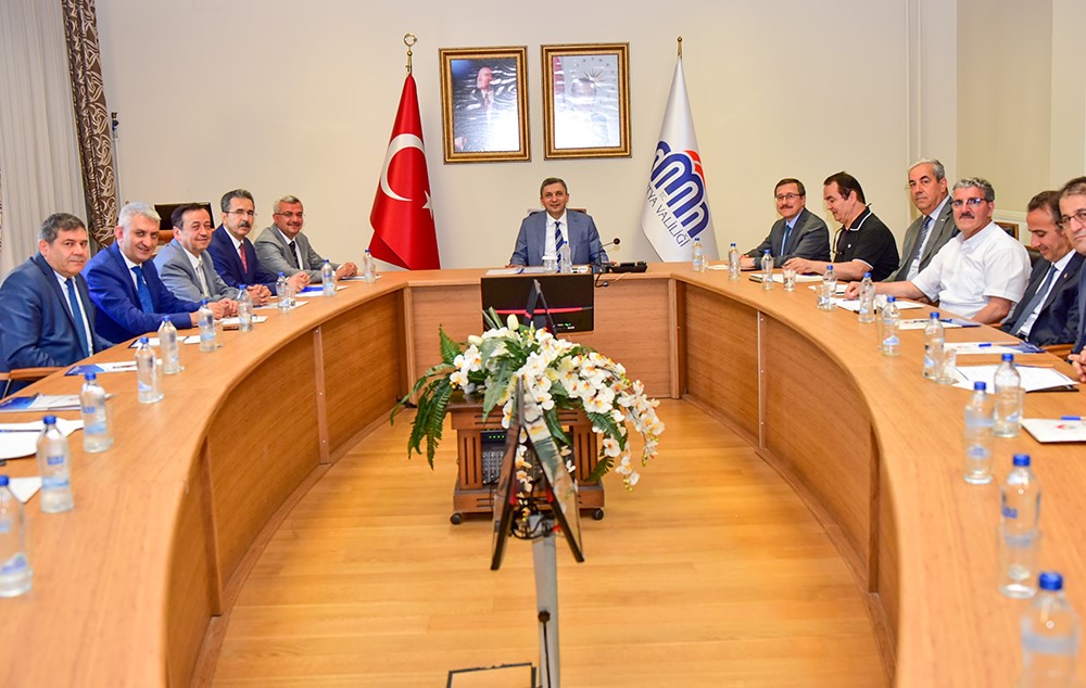 Malatya Valiliği bünyesinde düzenlenen Sanayi ve Teknoloji İş Birliği Kurulu (SANTEM) toplantısına, Ankara’da ziyaret ettiği veya fotoğraf verdiği herkesle “projelerimizi paylaştık / anlattık” açıklaması yapan ve 4 yıllık görevinin neredeyse 3.5 yılını Ankara’da geçiren, Malatya milletvekili Öznur Çalık’ın kız kardeşi olan Malatya Turgut Özal Üniversitesi Rektörü Aysun Bay Karabulut, katılmazken, İnönü Üniversitesi Rektörü Prof. Dr. Ahmet Kızılay toplantıda hazır bulundu.