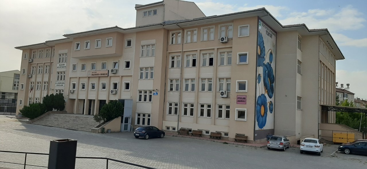 Sabancı Kültür Sitesi’nin bitişiğinde bulunan Yeşilyurt Fatma Aliye Borsa İstanbul Mesleki ve Teknik Anadolu Lisesi’nin tasfiye edilerek, Yakınca’daki Abdulkadir Eriş Meslek Lisesinin olduğu binaya taşınmasına, mevcut binasına ise Malatya Milli Eğitim Müdürlüğünün getirilmesi çalışmasına veliler tepki gösterdiler.