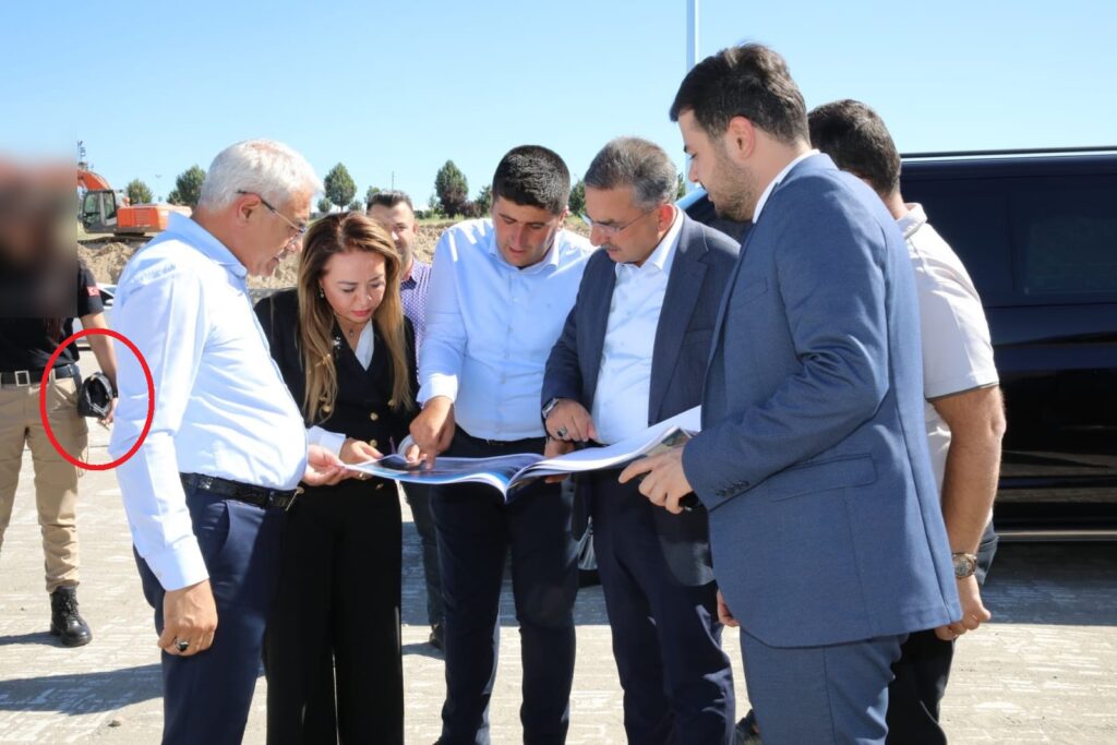 Malatya Turgut Özal Üniversitesi Rektörü Aysun Bay Karabulut’un yakın koruma polisine özel  çantasını taşıtması tepki gördü.