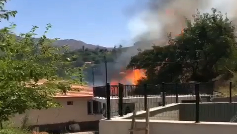 Malatya’nın Doğanyol ilçesinin Konurtay mahallesinde bahçe, orman ve örtü yangını nedeniyle evler tedbir amaçlı boşaltıldı. 2 evde hasar oluşan yangında can kaybı ve yaralı yok. Bölgede yangın söndürme çalışmaları devam ediyor.