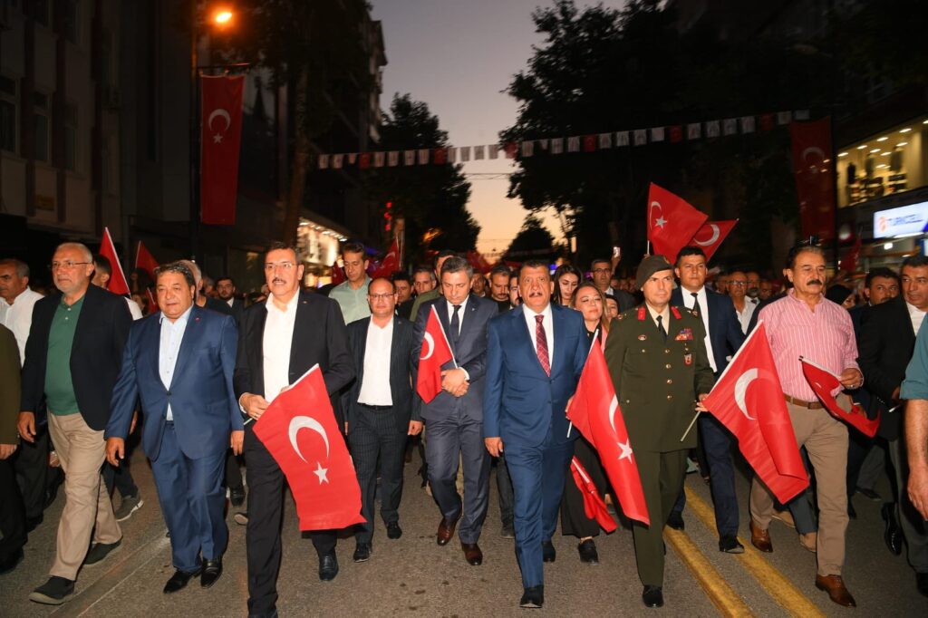 15 Temmuz hain darbe girişiminin 6. yıl dönümü ve 15 Temmuz Demokrasi ve Milli Birlik Günü dolayısıyla akşam meydanda tören düzenlendi.