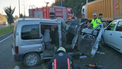Trafikte arkadan ve yandan araçlara çarptı, 4 yaralı