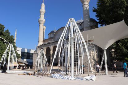 Yeni Camii’de “Duvar” kaldı, “Kazıklar” geldi