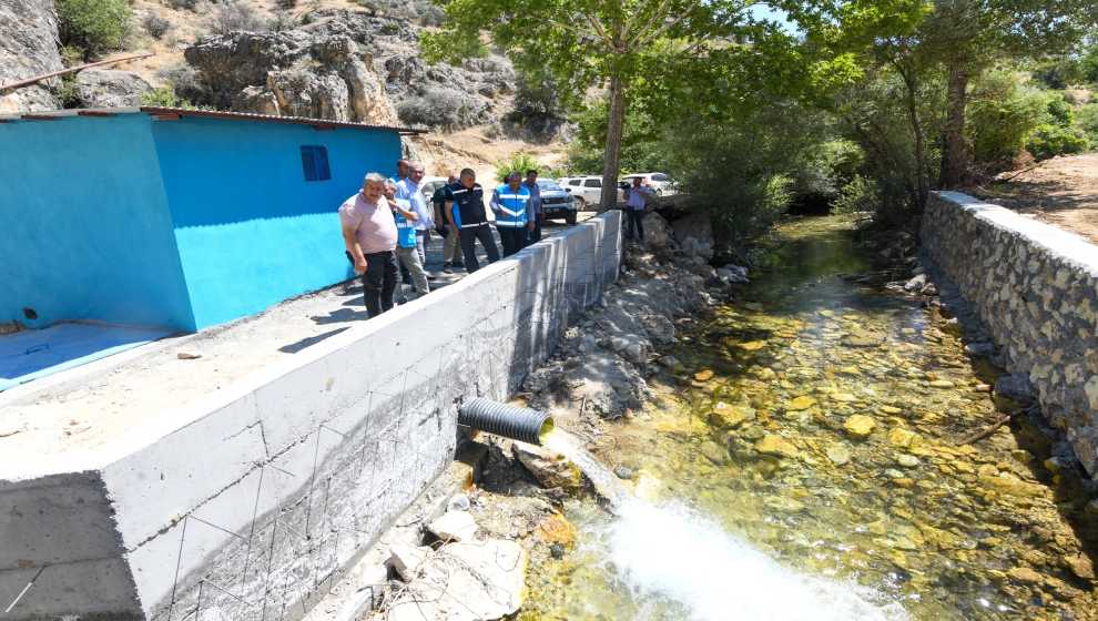 Malatya Büyükşehir Belediyesi Su ve Kanalizasyon İdaresi (MASKİ)  Genel Müdürlüğü, Akçadağ, Doğanşehir ve Yeşilyurt ilçelerine bağlı 13 mahallenin içme suyu sorununu çözdü. MASKİ Genel Müdürü Mehmet Mert ve teknik ekipten oluşan bir heyet çalışmaları yerinde inceledi.