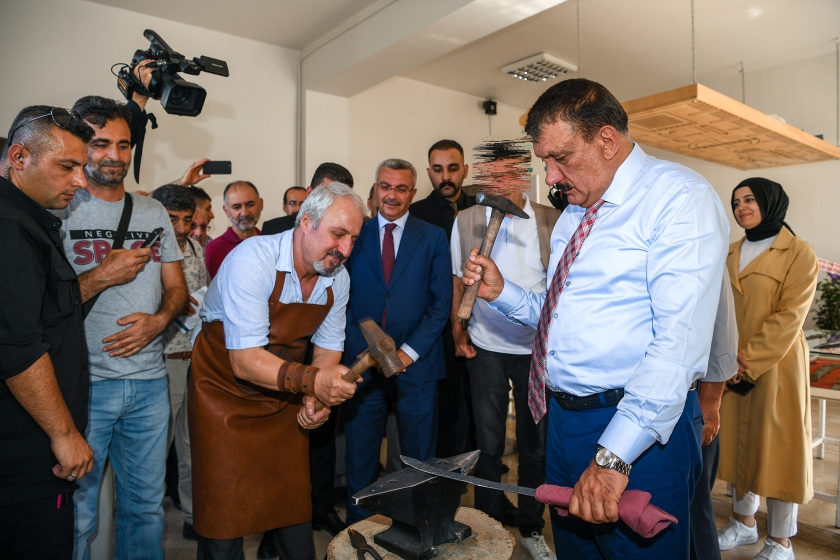 Malatya Büyükşehir Belediyesi tarafından Sanat Sokağı’na Damascus Atölyesi, Tesbih Atölyesi ile Fotoğraf Makinesi Müzesi Kütüphanesi daha kazandırıldı. 