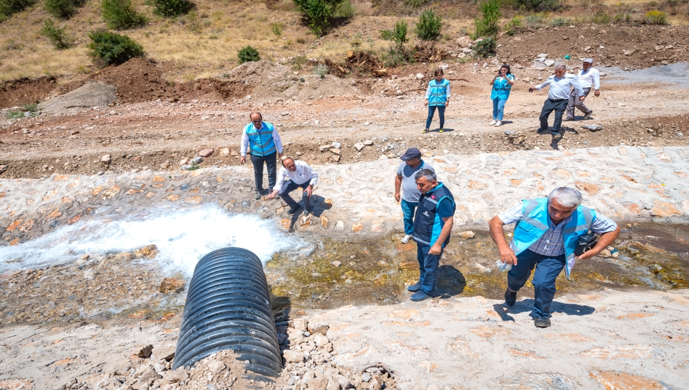 Malatya Büyükşehir Belediyesi Su ve Kanalizasyon İdaresi (MASKİ) Genel Müdürlüğü, kırsal bölgelerde çalışmalarına devam ediyor. Çalışmalar kapsamında Doğanşehir İlçesi’ne bağlı Erkenek Mahallesi’ni besleyen kaptajda kaynak geliştirme ve iyileştirme yapıldı. Çalışmanın ardından kaptajda bulunan su iki katına çıktı, artan su, tarımsal sulamaya verildi.