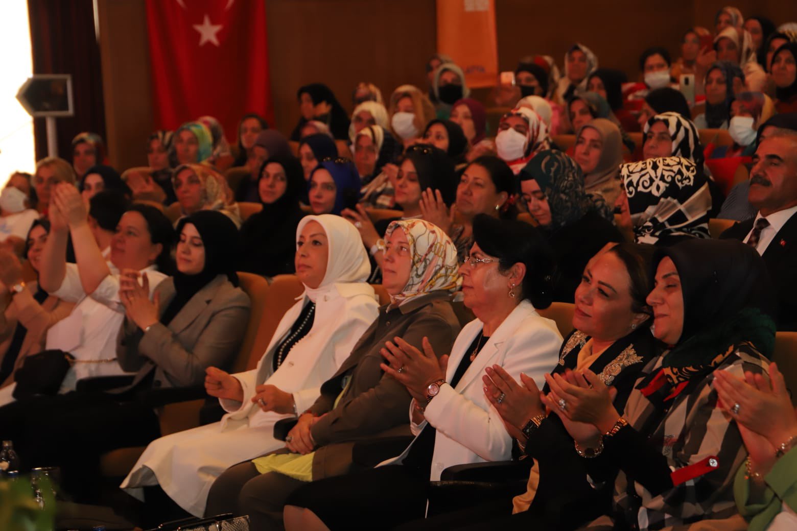 Milletvekili Öznur Çalık'n bacısı olan ve 4 yıllık görev süresinin büyük bir bölümünü  Ankara'da geçiren, hakkında onlarca usulsüzlük ve yolsuzluk iddiası bulunan ve bu iddiaları şimdiye kadar yalanlamayan rektör Aysun Bay Karabulut'un AK Parti Kadın Kolları'nın Malatya'daki son toplantısına katılımın da yeniden seçilmek için  kulis ve parti üst yönetimine mesaj verme amaçlı olduğu değerlendirildi. 