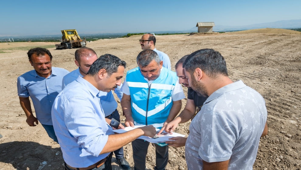 Malatya Büyükşehir Belediyesi Su ve Kanalizasyon İdaresi (MASKİ) Genel Müdürlüğü, artan enerji maliyetlerini en aza indirgemek adına Güneş Enerji Santrali (GES) için harekete geçti. Çalışmalar kapsamında Yeşilyurt İlçesi Yaka Mahallesi’nde 5,7 MW güce sahip GES projesi için çalışmalar başladı. MASKİ Genel Müdürü Mehmet Mert ve beraberinde teknik heyetten oluşan bir ekip çalışmaları yerinde inceledi. 