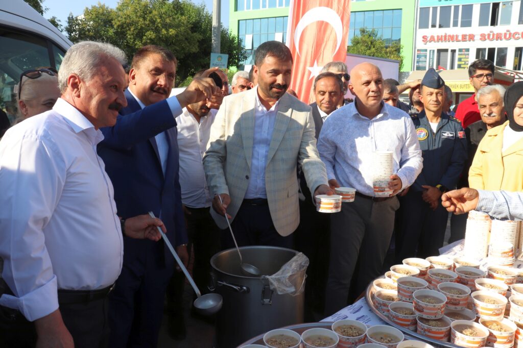 Malatya Büyükşehir Belediyesi tarafından Soykan Meydanı’nda vatandaşlara aşure ikramı yapıldı.