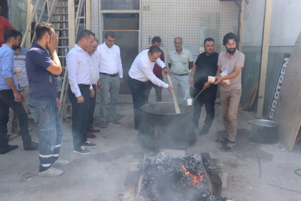 MESOB başkanı Şevket Keskin, beraberinde İmalat Demir ve Tamir Esnaf ve Sanatkarları Odası Başkanı Kahraman Çıkla ve Malatya Mobilyacılar Esnaf ve Sanatkarlar Odası Başkanı Murat Dilek ile birlikte Sanayi sitesinde esnafların imece usulü yaptığı aşure etkinliğine katılarak, esnaf ziyaretinde bulundu.