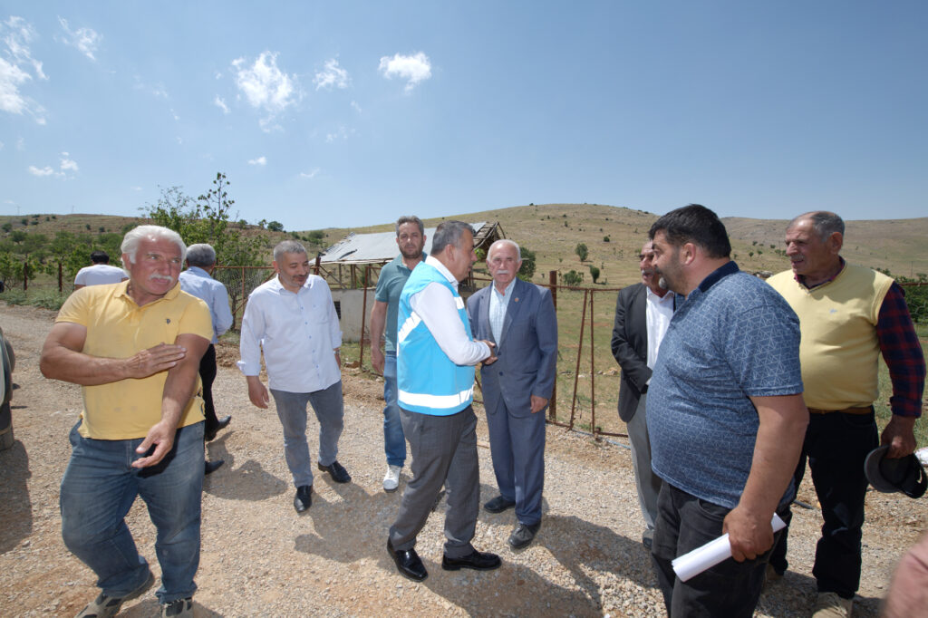 Yeşilyurt İlçesi Kadiruşağı Mahallesi’nde yapılan içme suyu çalışmalarını inceleyen MASKİ Genel Müdürü Mehmet Mert, “Yıllardır içme suyu sıkıntısı çeken Kadiruşağı Mahallesi’ne 42 yıl sonra içme suyu hattı yaptık. 30 tonluk su deposunun çalışmalarına başladık. Kısa bir süre içinde vatandaşlarımız içme suyuna kavuşmuş olacak” dedi.