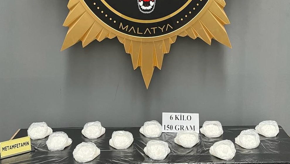 Malatya Emniyet Müdürlüğü ekipleri, gerçekleştirilen operasyon da takip edilen bir otobüste 6 kilo 150 gram kısaca “MET” olarak adlandırılan Metamfetamin ele geçirildi. Bu rakam şimdiye kadar tek seferde ele geçirilen en yüksek rakamı oluşturdu.