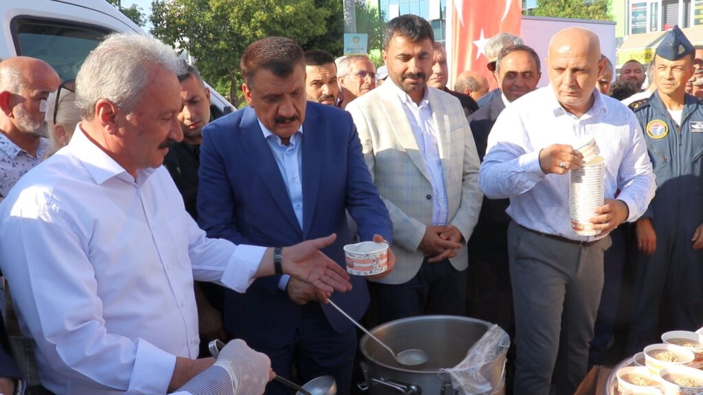 Malatya Büyükşehir Belediyesi tarafından Soykan Meydanı’nda vatandaşlara aşure ikramı yapıldı.