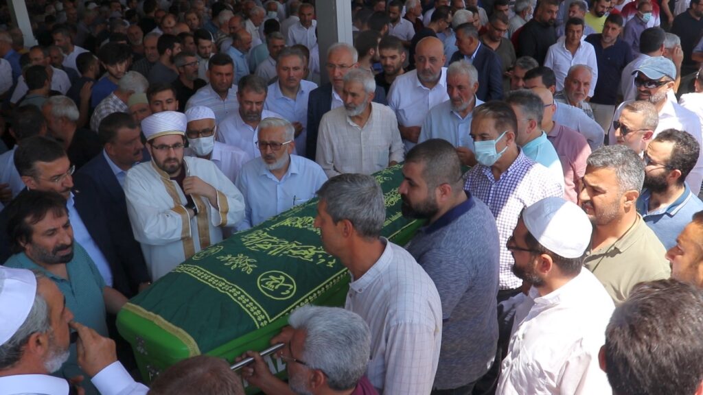 Malatya'daki muhafazakar kanaat önderlerinden, 28 Şubat döneminin simge isimlerinden Ramazan Keskin hoca ebedi yolculuğuna uğurlandı. Oğlunun kıldırdığı cenaze namazına binlerce kişi katıldı.