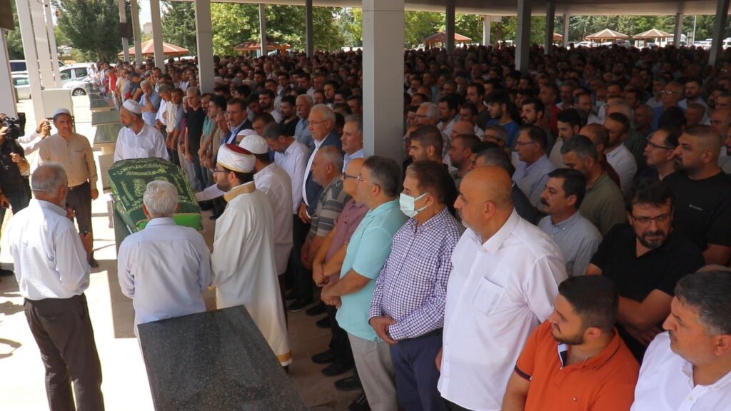 Malatya'daki muhafazakar kanaat önderlerinden, 28 Şubat döneminin simge isimlerinden Ramazan Keskin hoca ebedi yolculuğuna uğurlandı. Oğlunun kıldırdığı cenaze namazına binlerce kişi katıldı.