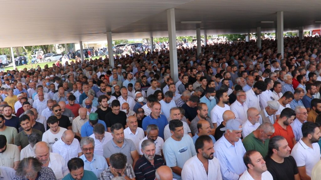 Malatya'daki muhafazakar kanaat önderlerinden, 28 Şubat döneminin simge isimlerinden Ramazan Keskin hoca ebedi yolculuğuna uğurlandı. Oğlunun kıldırdığı cenaze namazına binlerce kişi katıldı.