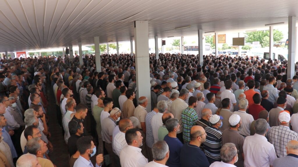 Malatya'daki muhafazakar kanaat önderlerinden, 28 Şubat döneminin simge isimlerinden Ramazan Keskin hoca ebedi yolculuğuna uğurlandı. Oğlunun kıldırdığı cenaze namazına binlerce kişi katıldı.