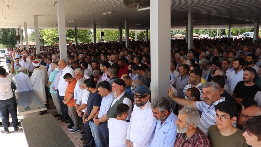 Malatya'daki muhafazakar kanaat önderlerinden, 28 Şubat döneminin simge isimlerinden Ramazan Keskin hoca ebedi yolculuğuna uğurlandı. Oğlunun kıldırdığı cenaze namazına binlerce kişi katıldı.