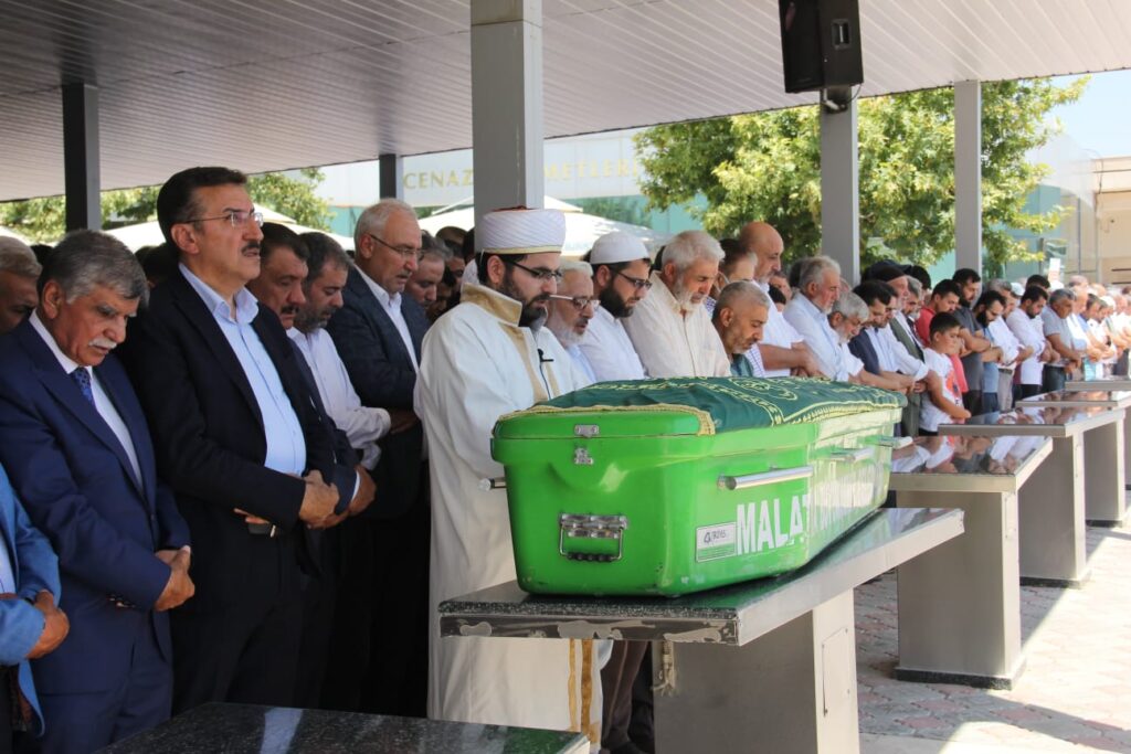 Malatya'daki muhafazakar kanaat önderlerinden, 28 Şubat döneminin simge isimlerinden Ramazan Keskin hoca ebedi yolculuğuna uğurlandı. Oğlunun kıldırdığı cenaze namazına binlerce kişi katıldı.