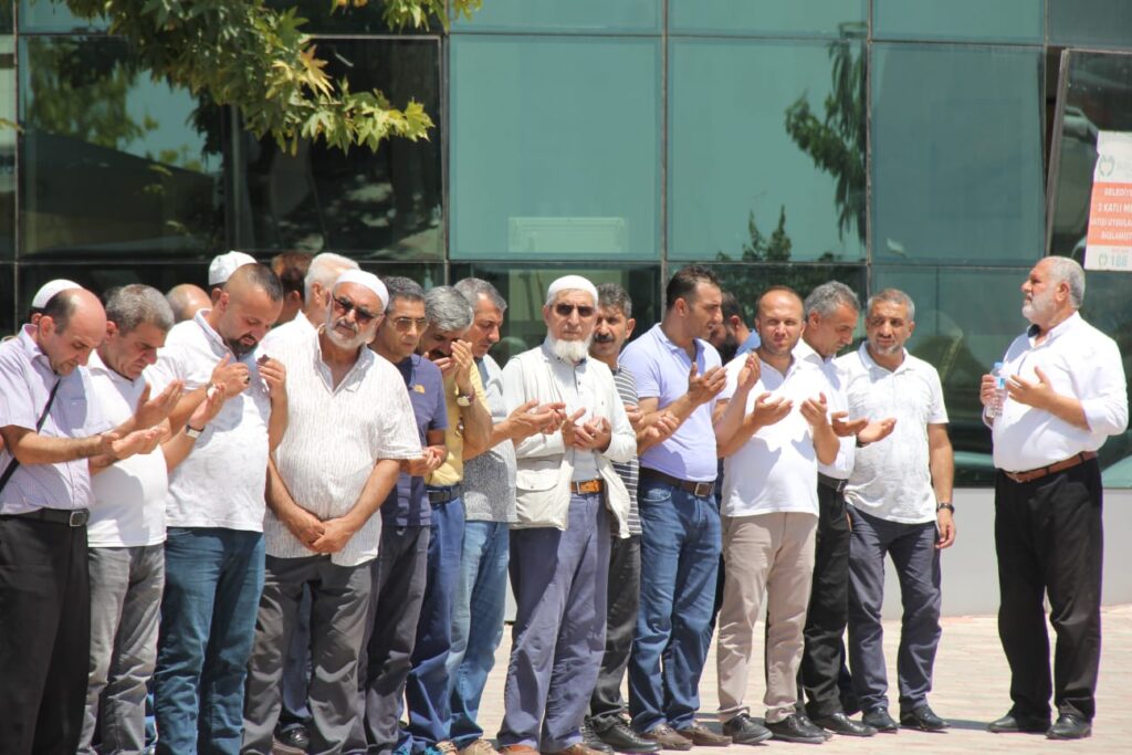 Malatya'daki muhafazakar kanaat önderlerinden, 28 Şubat döneminin simge isimlerinden Ramazan Keskin hoca ebedi yolculuğuna uğurlandı. Oğlunun kıldırdığı cenaze namazına binlerce kişi katıldı.