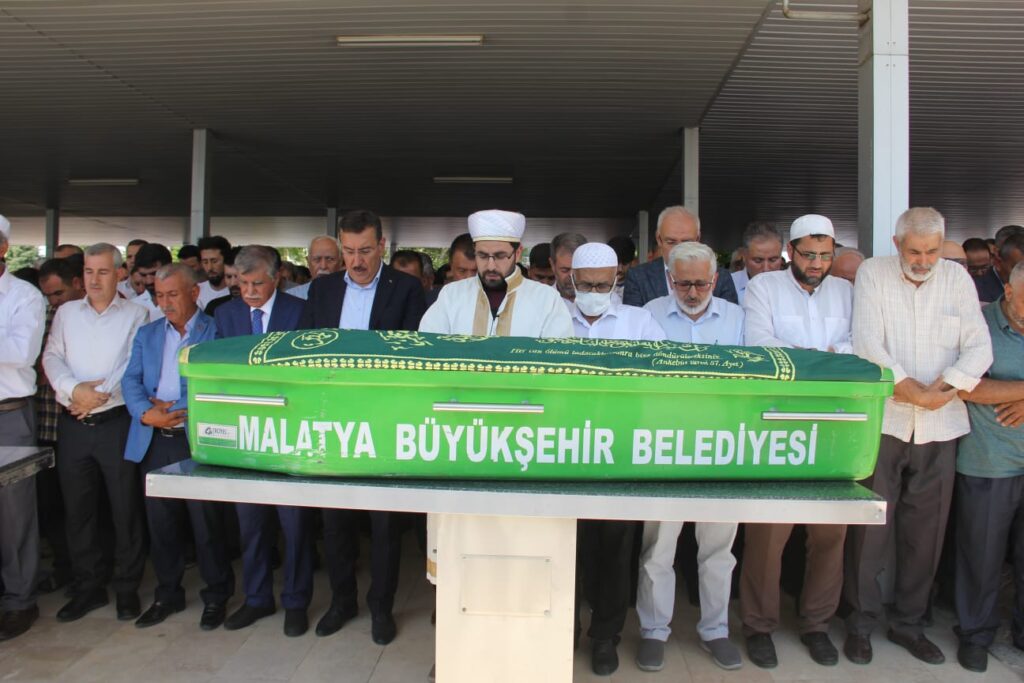 Malatya'daki muhafazakar kanaat önderlerinden, 28 Şubat döneminin simge isimlerinden Ramazan Keskin hoca ebedi yolculuğuna uğurlandı. Oğlunun kıldırdığı cenaze namazına binlerce kişi katıldı.