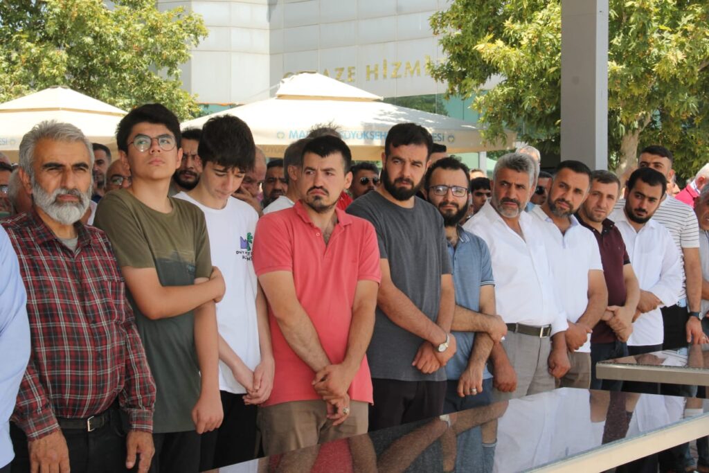 Malatya'daki muhafazakar kanaat önderlerinden, 28 Şubat döneminin simge isimlerinden Ramazan Keskin hoca ebedi yolculuğuna uğurlandı. Oğlunun kıldırdığı cenaze namazına binlerce kişi katıldı.