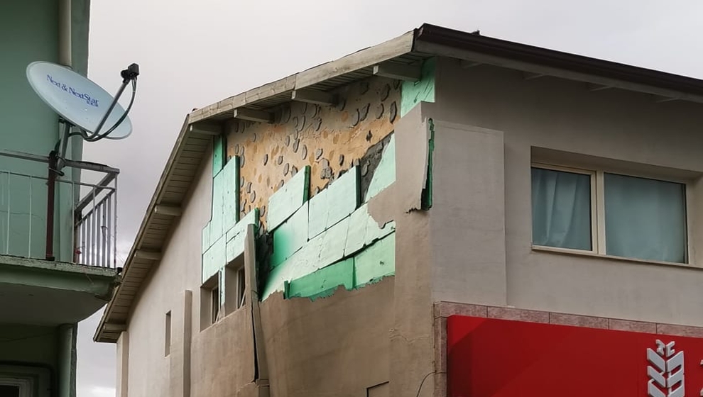 Malatya’nın Akçadağ ilçesinde etkili olan  şiddetli rüzgar nedeniyle bazı binalarda hazar meydana geldi. İlçenin meşhur şeytan çarşısında bir ağacın dalları kırıldı.