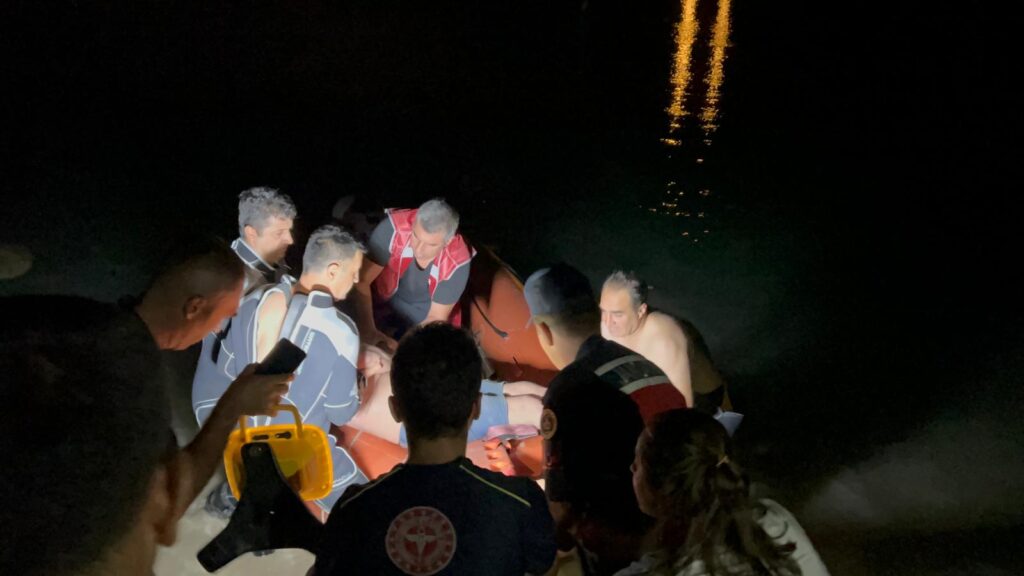 Malatya’da serinlemek amacıyla gece baraj gölüne giren ve kendisinden haber alınamayın şahıs için gece yarısı Malatya Büyükşehir Belediyesi Su Altı Arama Kurtarma ekibi gölde yaptığı aramada şahsı gölün kıyısına yakın nokta da baygın halde buldu.