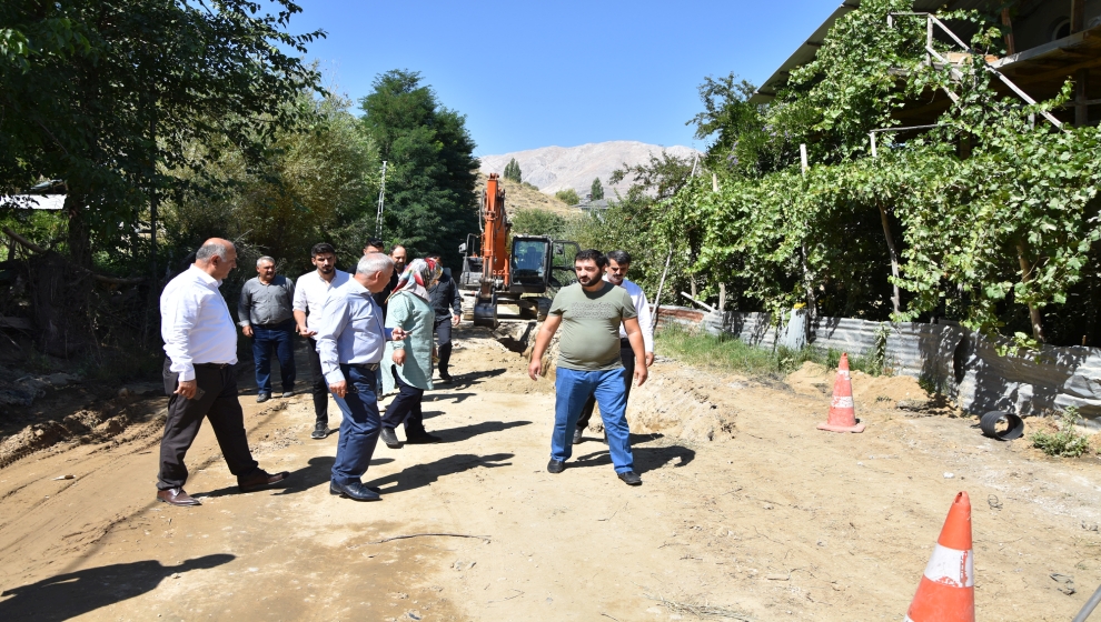 MASKİ Genel Müdürlüğü tarafından Fındık Mahallesi’ne yapılan altyapı çalışmalarını yerinde inceleyen Doğanşehir Belediye Başkanı Durali Zelyurt, Malatya Büyükşehir Belediye Başkanı Selahattin Gürkan’ın Doğanşehir İlçesi’ne alt ve üstyapı noktasında çok ciddi yatırımlar yaptığını belirterek, “Başkanımız söz verdi ve sözünü tuttu. Doğanşehir halkı olarak kendisine teşekkür ediyorum” dedi.