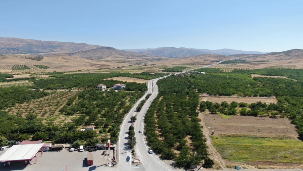 Malatya Büyükşehir Belediyesi Yol ve Altyapı Dairesi Başkanı M. Hakan Demir, yol çalışmalarında silindirle sıkıştırılmış beton uygulamasını yürüttüklerini belirterek, “Bu uygulama ile sıcak asfalt uygulamasına göre yüzde 40’lık bir tasarruf sağlanmış oldu. Yaptığımız çalışmalar Türkiye Çimento Sanayicileri Birliği tarafından da imalatlarımız takip edildi” dedi. 