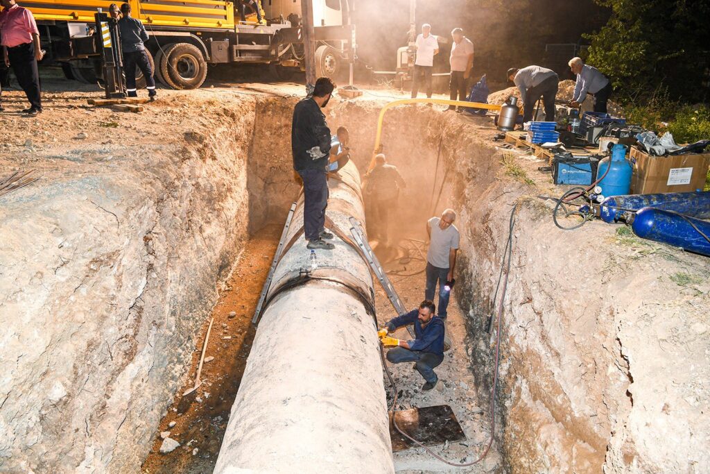 Malatya Büyükşehir Belediye Başkanı Selahattin Gürkan, gece yarısı 42 mahallede su kesintisine neden olan Battalgazi İlçesi’ne bağlı Cemal Gürsel Mahallesi’nde bulunan Yapraklı su deposu ana isale hattı üzerinde vana montajı nedeniyle başlatılan çalışmayı inceledi.