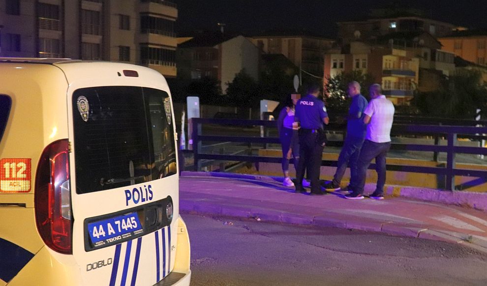 Malatya'da gece yarısından sonra Kuyuönü'ndeki derenin üstündeki köprüden genç bir kadının suya atlayarak intihar edeceğinin bildirildiği devriye polis ekibi, genç kadını engelledi.