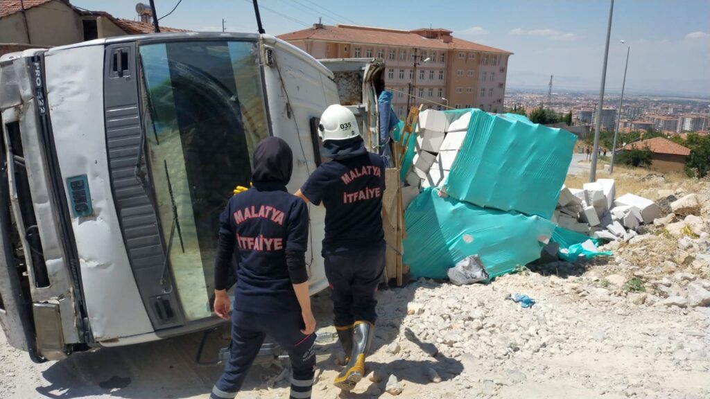 Malatya’da inşaata mermer taşıyan bir kamyon dikkatsizlik sonucu sokak ortasında yan yattı.