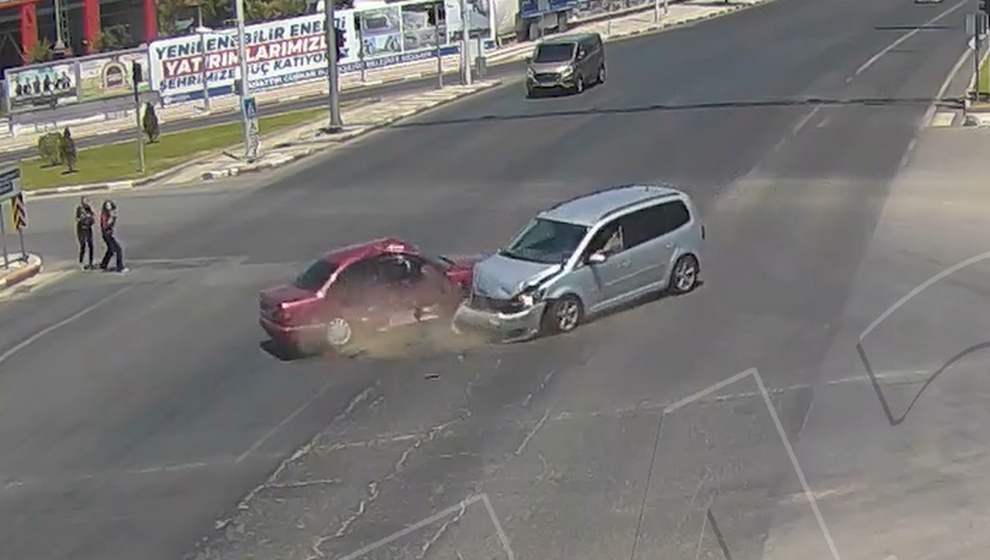 Malatya’da 4 ayrı trafik kazası   Emniyet kameralarınca saniye saniye kaydedildi.