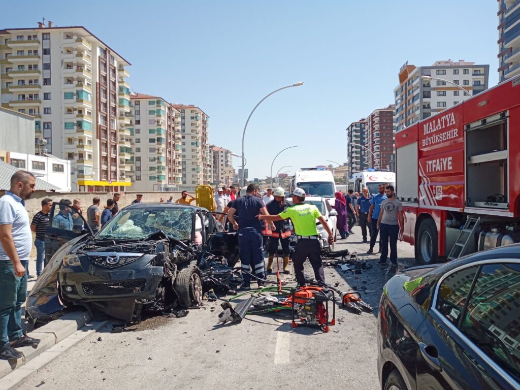 Malatya’da 4 aracın çarpışması sonucu meydana gelen feci kazada toplam 9 kişi yaralandı.