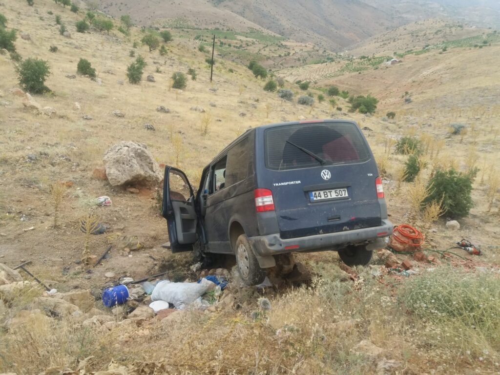 Malatya’da şarampole uçan aracın sürücüsü ağır yaralandı.