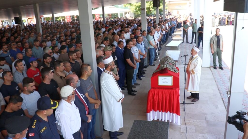 Irak’ın Kuzeyinde Pençe-Kilit Operasyonunda yaralanan ve kaldırıldığı hastanede 4 gün sonra şehit düşen Özel Kuvvetler Komutanlığında görevli 36 yaşındaki Uzman Çavuş Halil Koç memleketi Malatya’da son yolculuğuna uğurlandı.