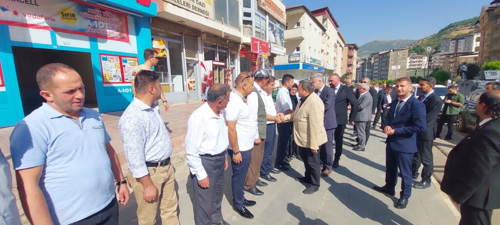 Milliyetçi Hareket Partisi (MHP) Malatya Milletvekili Mehmet Fendoğlu, Adım Adım 2023, İlçe İlçe Anlatma ve Aydınlatma programı kapsamında Hakkari’de düzenlenen program ve etkinliklere katıldı. Toplantılarda Hakkarililerin MHP’ye karşı olan ilgisinin arttığı görüldü.