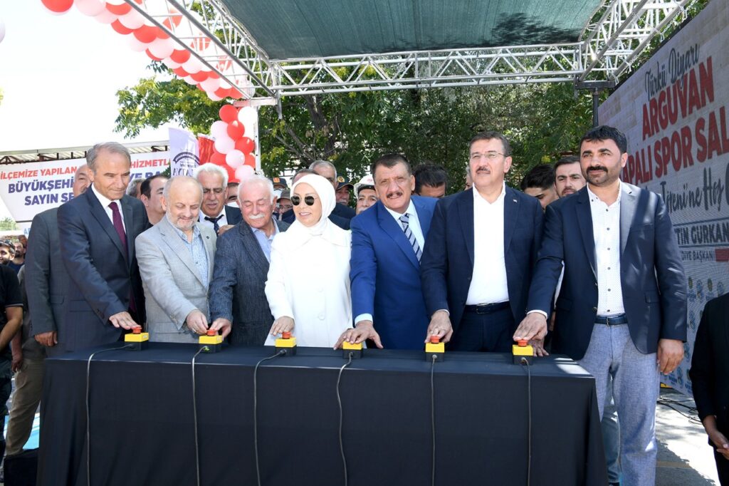 Malatya Büyükşehir Belediyesi tarafından Arguvan ilçesinde yapılacak olan ve yaklaşık 500 seyirci kapasiteli Arguvan Kapalı Spor Salonu temel atma töreni gerçekleştirildi.  