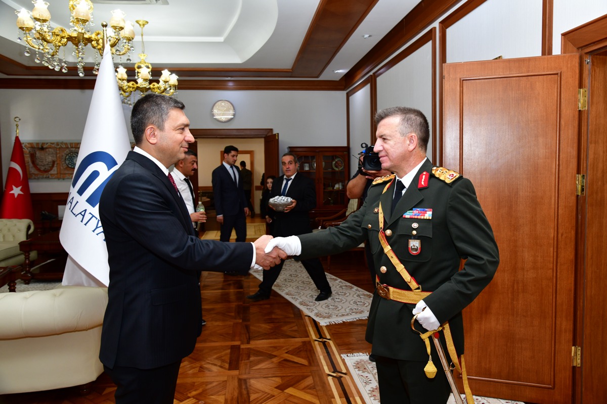 2.Ordu Kurmay Başkanı ve Garnizon Komutanı Tümgeneral Tuncay Altuğ, Malatya’ya gelerek göreve başladı ve 30 Ağustos Zafer Bayramı kutlamalarına katıldı.