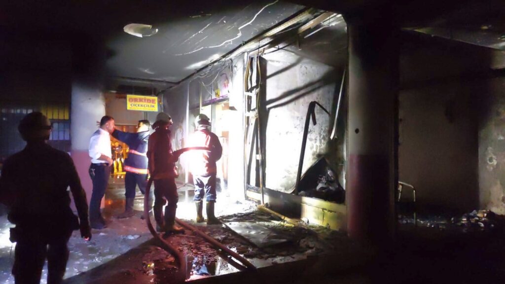 Malatya’da gece yarısı bir iş merkezinde çıkan yangın itfaiye ve polis ekiplerini alarma geçirdi. İş merkezindeki 2 dükkanın zarar gördüğü yangında şan eseri yaralan olmadı.