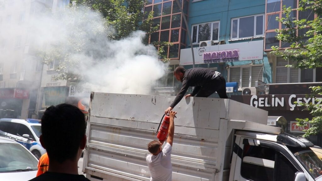 Malatya’da cadde ortasında hurda kağıt toplama aracında çıkan yangına önce esnaflar dükkanlarında kovalarla su taşıyarak söndürülmesine yardım etti, ardından gelen itfaiye yangını söndürdü.