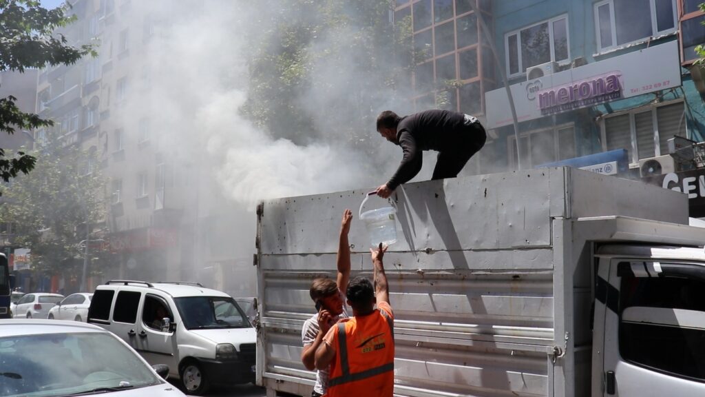 Malatya’da cadde ortasında hurda kağıt toplama aracında çıkan yangına önce esnaflar dükkanlarında kovalarla su taşıyarak söndürülmesine yardım etti, ardından gelen itfaiye yangını söndürdü.