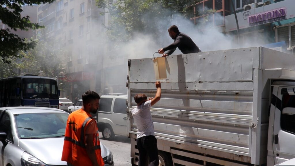 Malatya’da cadde ortasında hurda kağıt toplama aracında çıkan yangına önce esnaflar dükkanlarında kovalarla su taşıyarak söndürülmesine yardım etti, ardından gelen itfaiye yangını söndürdü.