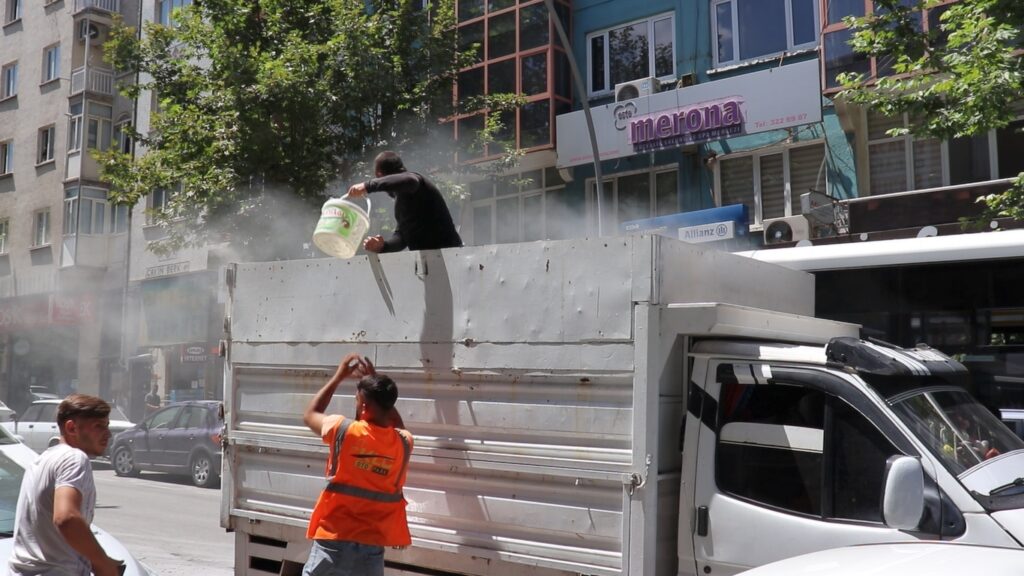 Malatya’da cadde ortasında hurda kağıt toplama aracında çıkan yangına önce esnaflar dükkanlarında kovalarla su taşıyarak söndürülmesine yardım etti, ardından gelen itfaiye yangını söndürdü.