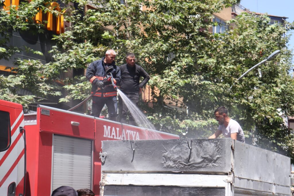 Malatya’da cadde ortasında hurda kağıt toplama aracında çıkan yangına önce esnaflar dükkanlarında kovalarla su taşıyarak söndürülmesine yardım etti, ardından gelen itfaiye yangını söndürdü.