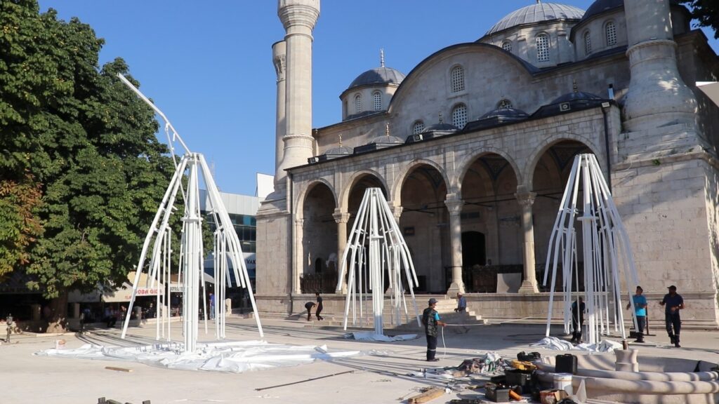 24 Ocak 2020'deki Elazığ- Malatya depreminde ciddi hasar gören, ana yapısının restorasyon ve onarım çalışmaları tamamlanan Yeni Cami'nin (Teze Cami), avlusunun etrafına yapılan ve adeta duvar gibi, caminin görünümünü büyük ölçüde engelleyen abdest alma yerlerinin kaldırılması beklenirken, avlunun ortasına şemsiye ve şemsiye kazıkları yerleştirildi.