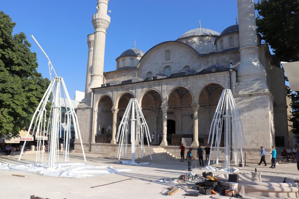 24 Ocak 2020'deki Elazığ- Malatya depreminde ciddi hasar gören, ana yapısının restorasyon ve onarım çalışmaları tamamlanan Yeni Cami'nin (Teze Cami), avlusunun etrafına yapılan ve adeta duvar gibi, caminin görünümünü büyük ölçüde engelleyen abdest alma yerlerinin kaldırılması beklenirken, avlunun ortasına şemsiye ve şemsiye kazıkları yerleştirildi.