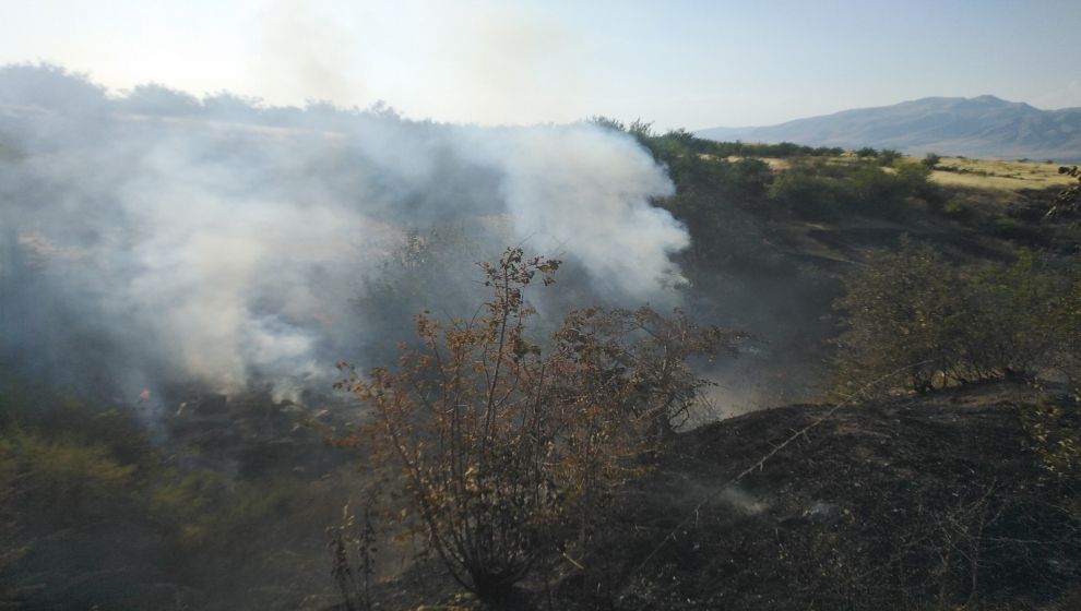 Kale’de bahçe yangını, 2 itfaiyeci hastanelik oldu