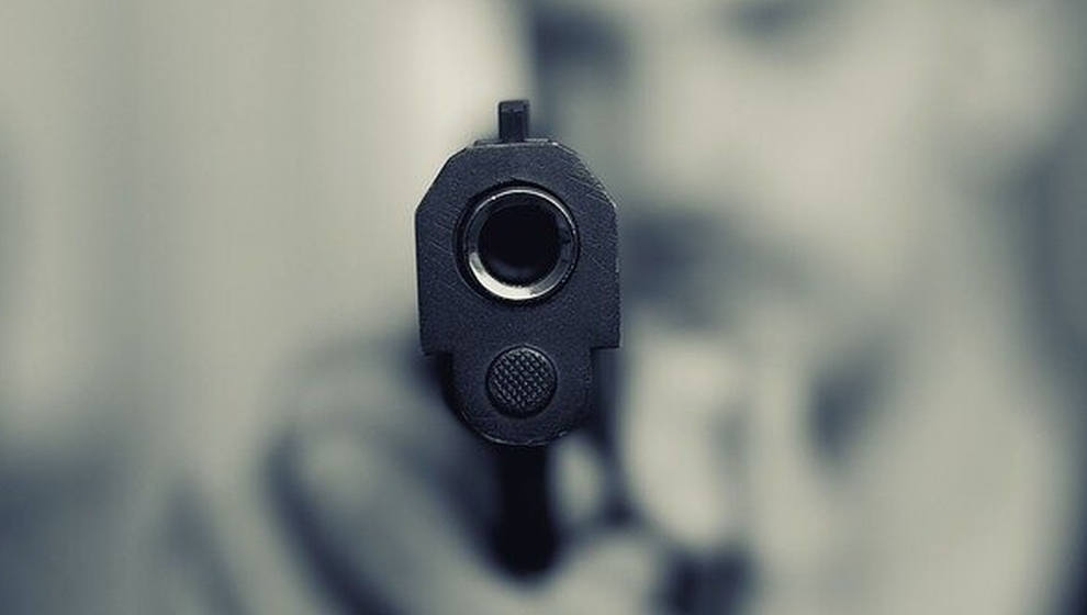 Alacak verecek kavgasında silahla yaralandı